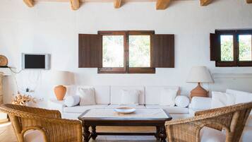 Fernseher, Kamin, Stereoanlage