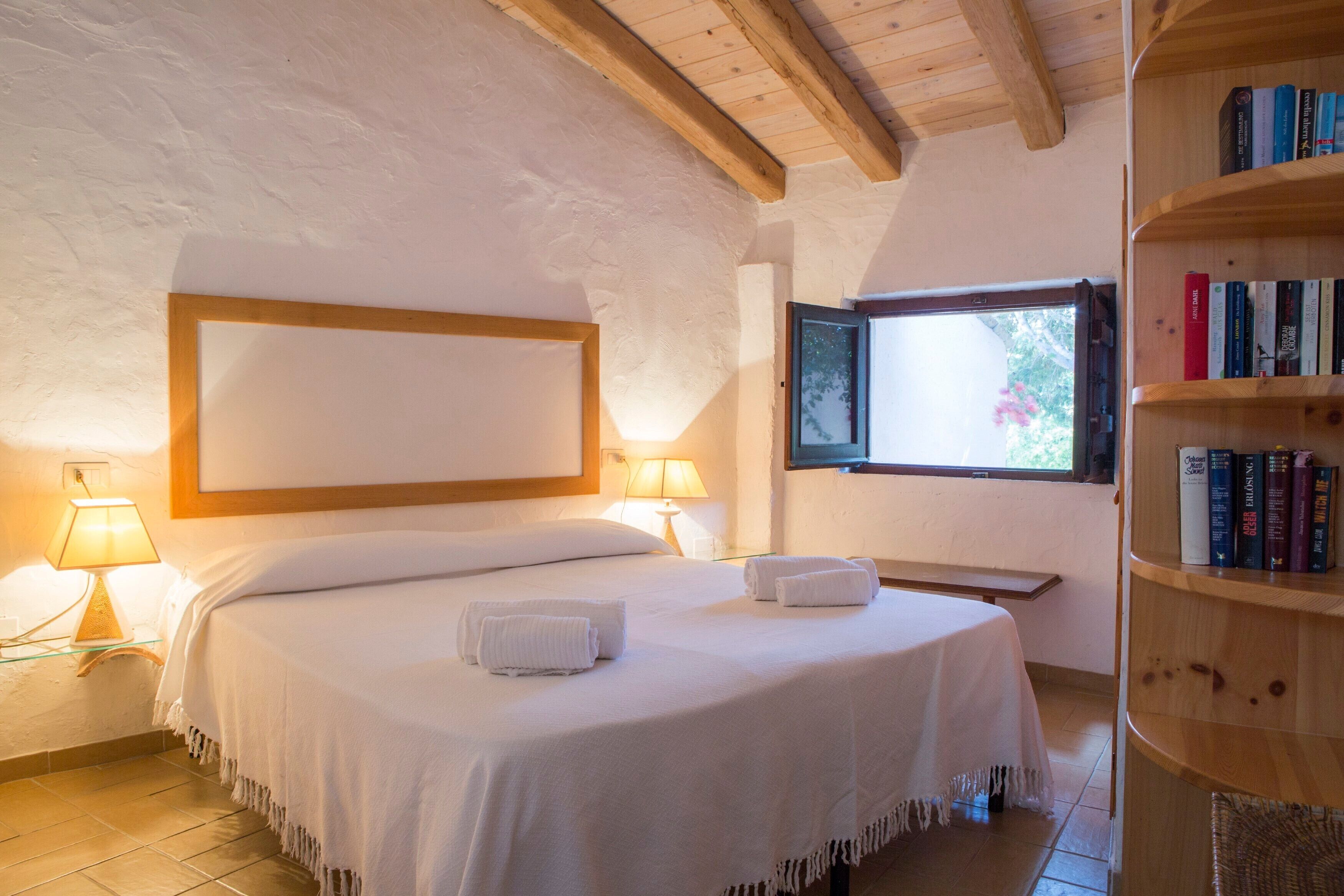 3 bedrooms, desk, WiFi, bed sheets