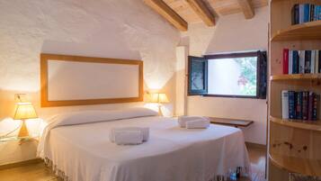 3 bedrooms, desk, WiFi, bed sheets