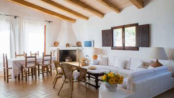 Fernseher, Kamin, Stereoanlage