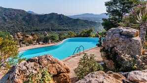 A swimming pool with a view of mountains. - Villa Aquila Giardino – Nature Retreat with Panoramic Views and Private Pool (S. Margh. di Pula)