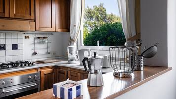 Frigorifero, microonde, forno, piano cottura
