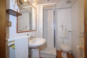 Buồng tắm vòi sen, chậu vệ sinh/vòi rửa, khăn tắm, xà phòng 