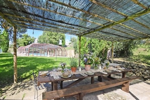 Standard-Haus, Mehrere Schlafzimmer, Terrasse, Bergseite (Casale Mulino 16) | Speisen im Freien