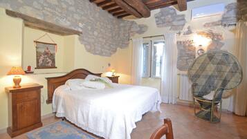 7 bedrooms, WiFi, bed sheets