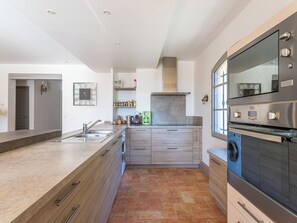 Een koelkast, een magnetron, een oven, een vaatwasser