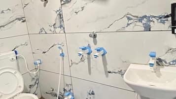 Ducha, artículos de tocador gratuitos, toallas, jabón