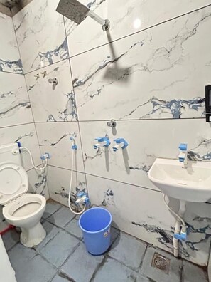 Kahden hengen perhehuone | Kylpyhuone | Pyyhkeet, saippua, vessapaperi