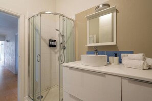 Dusche, Haartrockner, Bidet