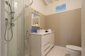 Ducha, secador de pelo, bidet