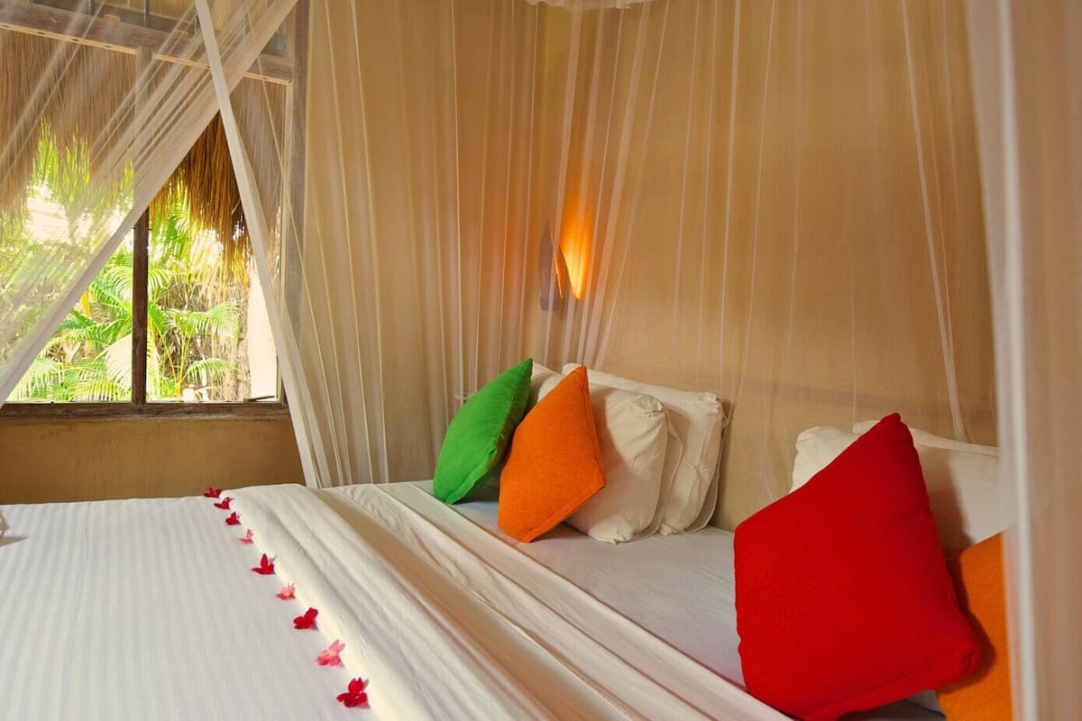 Luksusrom, terrasse, hageutsikt | Safe på rommet, strykejern/-brett og wi-fi (inkludert)