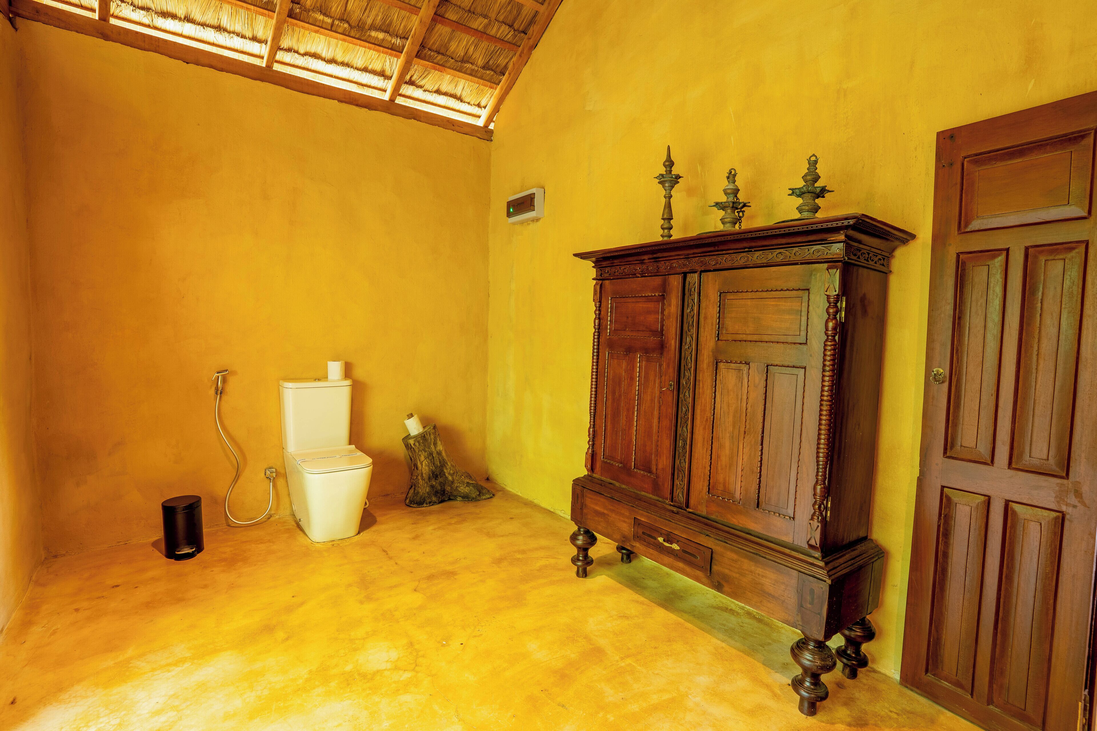 Ein Zimmer mit einem Holzkabinent, einer weißen Toilette und einer Dusche.