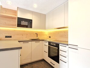 ثلاجة ، ميكروويف، مستلزمات طهي/أطباق/أوعية