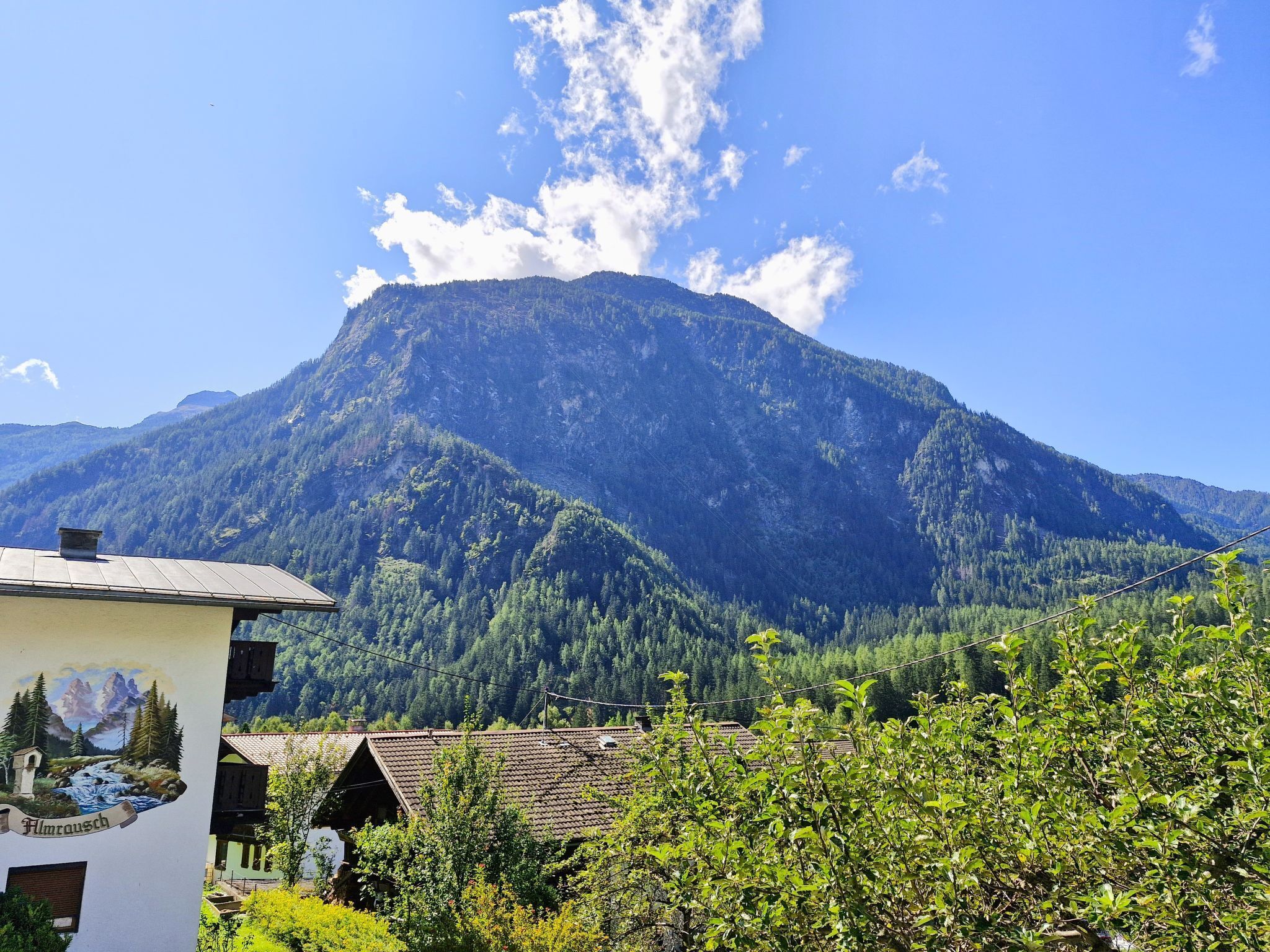 Ein Berg unter blauem Himmel.