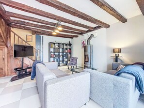 Télévision, cheminée, lecteur de DVD