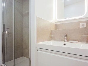 Bathroom - Les Amandiers by Interhome (La Seyne Sur Mer, Les Sablettes)