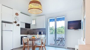 Réfrigérateur, micro-ondes, batterie de cuisine, vaisselle et ustensiles