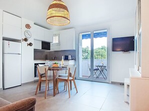 Réfrigérateur, micro-ondes, batterie de cuisine, vaisselle et ustensiles