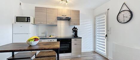 Frigorifero, microonde, forno, pentole/stoviglie/utensili