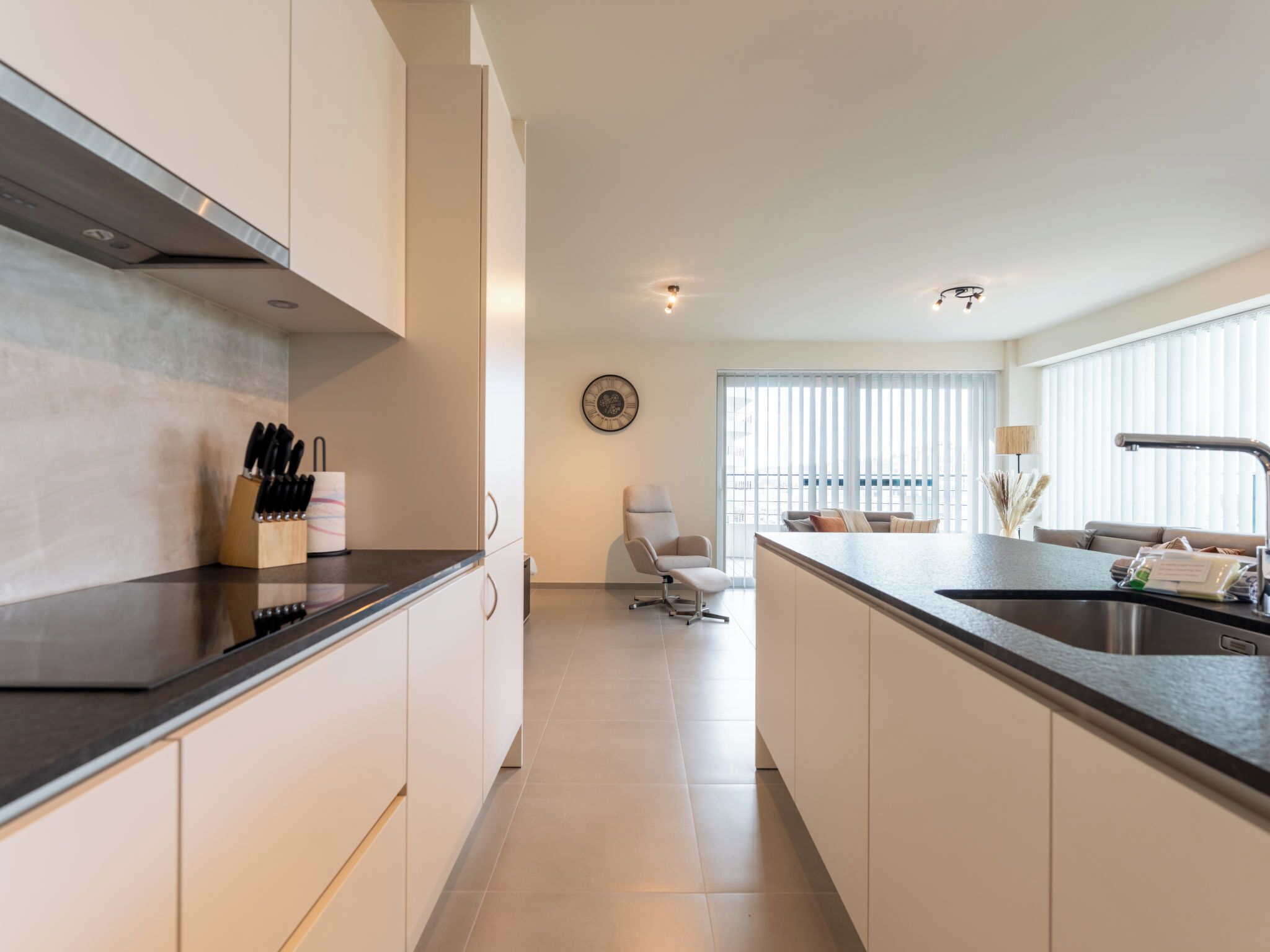 Een koelkast, een vaatwasser, kookgerei, borden en bestek