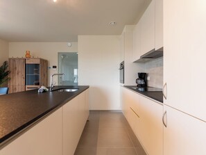 Kühlschrank, Geschirrspüler, Kochgeschirr/Geschirr/Besteck