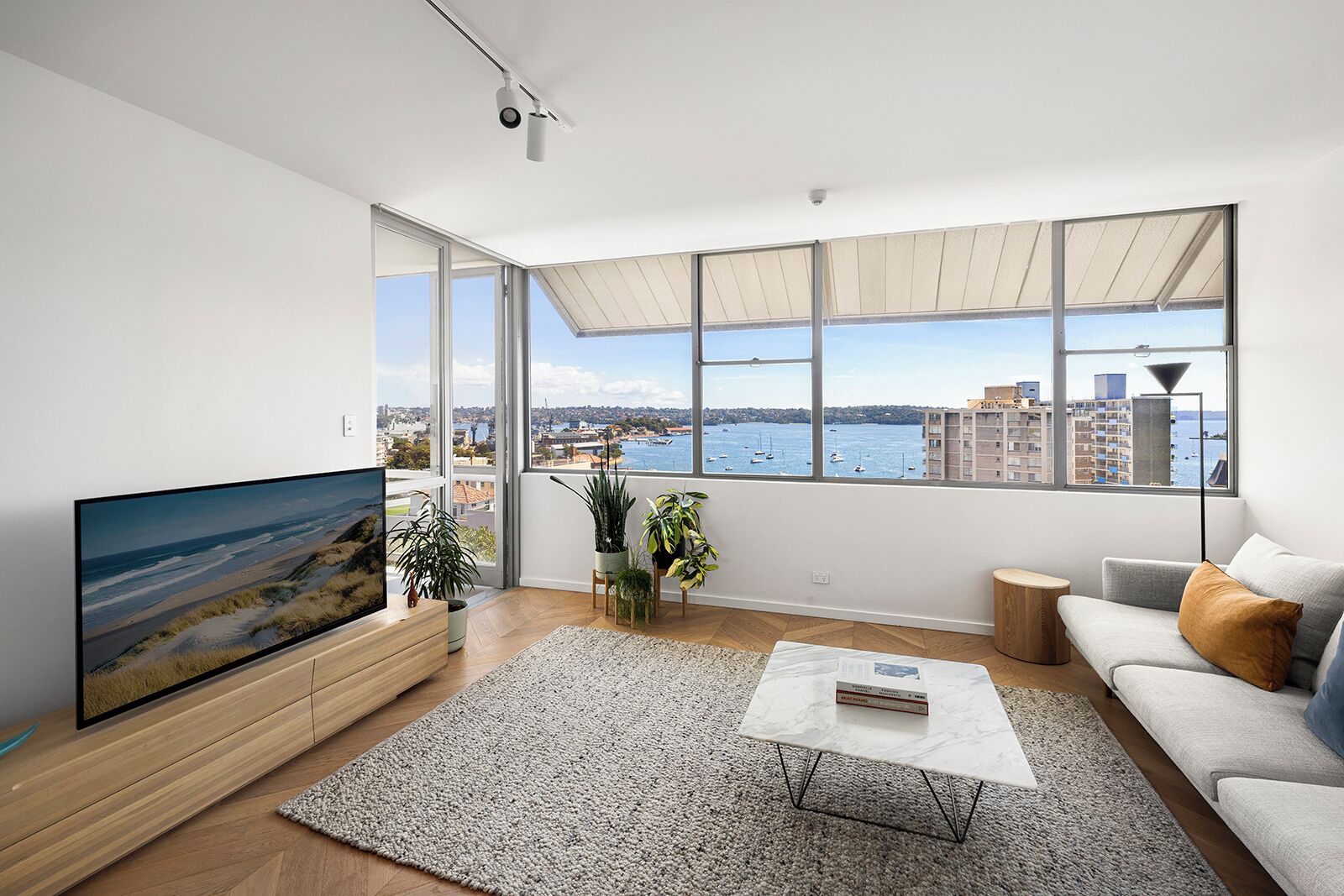 Elizabeth Bay View  Balcony Above The Water With Parking & Artistic Charm - Surry Hills