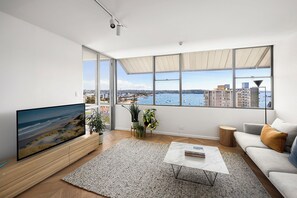 TV, DVD player, books - Elizabeth Bay View – Balcony Above the Water with Parking & Artistic Charm (Elizabeth Bay)