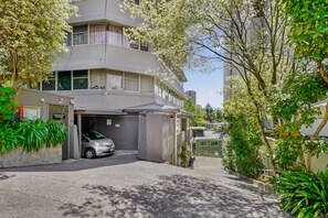 Exterior - Spacious CBD Gem with Seaviews and Free Parking (Auckland CBD)