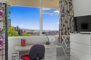 Interior - Spacious CBD Gem with Seaviews and Free Parking (Auckland CBD)