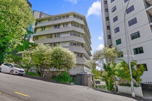 Exterior - Spacious CBD Gem with Seaviews and Free Parking (Auckland CBD)