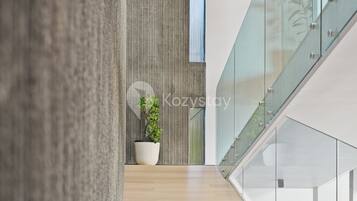 Villa, 3 Schlafzimmer, Bergblick | Wohnzimmer | 50-Zoll-Smart-TV mit Kabelempfang, Kamin, Netflix