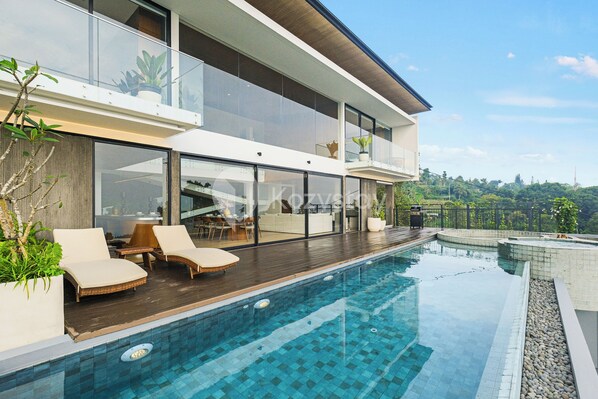 Kolam renang outdoor