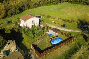 A house with a swimming pool, a fenced yard, and a small garden area. - Mugello House With Pool (Vicchio)