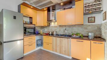 Casa familiare, camere multiple, 2 bagni, lato montagna (Love Home Margherita Private Pool) | Cucina privata | Frigorifero, microonde, piano cottura, lavastoviglie