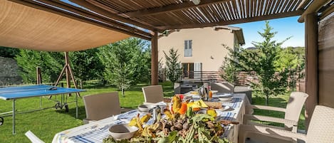 Perhetalo, useita makuuhuoneita, 2 kylpyhuonetta, vuorten lähellä (Lovely Margherita Private Pool) | Ulkoruokailutilat