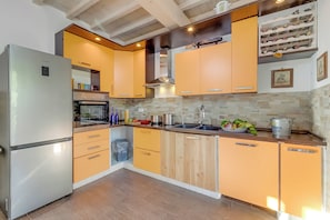 Casa familiare, camere multiple, 2 bagni, lato montagna (Love Home Margherita Private Pool) | Cucina privata | Frigorifero, microonde, piano cottura, lavastoviglie