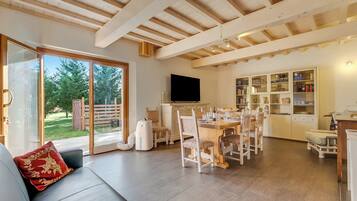 Casa familiare, camere multiple, 2 bagni, lato montagna (Love Home Margherita Private Pool) | Area soggiorno | Smart TV 21 pollici con canali via cavo