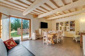 Casa familiare, camere multiple, 2 bagni, lato montagna (Love Home Margherita Private Pool) | Area soggiorno | Smart TV 21 pollici con canali via cavo