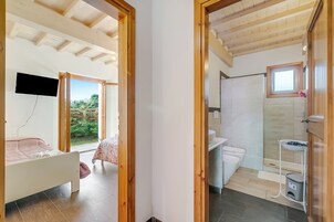 Casa família, vários quartos, 2 banheiros, ao lado da montanha (Lovely Margherita Private Pool) | 2 quartos, Wi-Fi de cortesia, roupa de cama