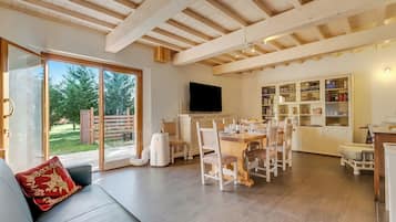 Casa familiare, camere multiple, 2 bagni, lato montagna (Lovely Margherita Private Pool) | Area soggiorno | Smart TV 21 pollici con canali via cavo