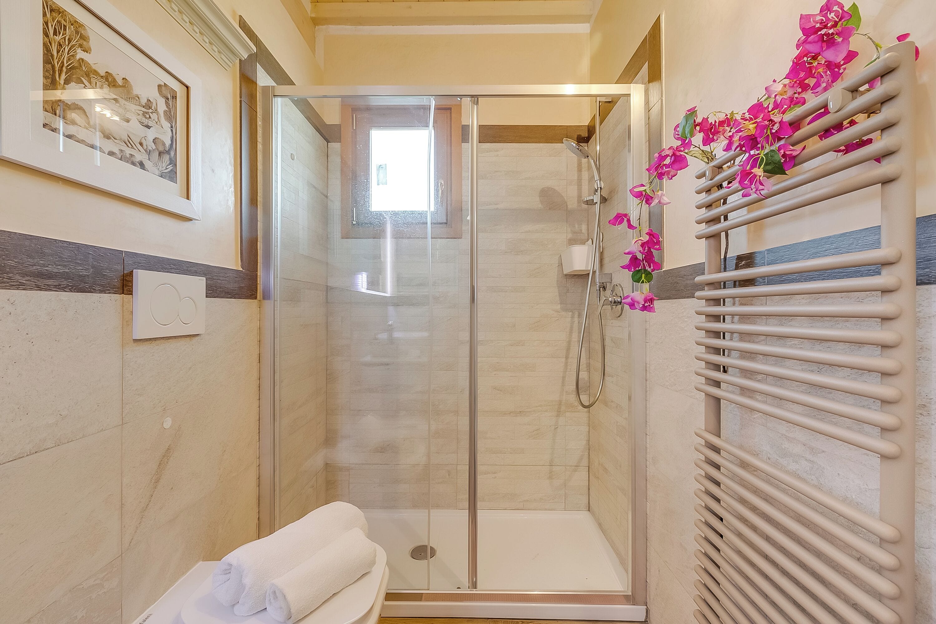 Maison Familiale, plusieurs chambres, 2 salles de bains (Lovely Margherita Private Pool) | Salle de bain | Douche, sèche-cheveux, bidet, serviettes fournies