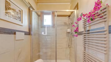 Maison Familiale, plusieurs chambres, 2 salles de bains (Lovely Margherita Private Pool) | Salle de bain | Douche, sĂšche-cheveux, bidet, serviettes fournies
