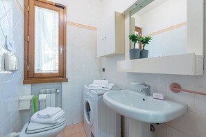 Family House, Multiple Bedrooms, 2 Bathrooms, Mountainside (Comfortable House Private Pool&LView) | Bathroom | Separate tub and shower, bidet, towels, soap - Comfortable House With Pool&lovely View (Pescia)
