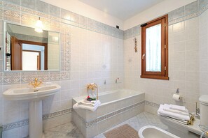 Family House, Multiple Bedrooms, 2 Bathrooms, Mountainside (Comfortable House Private Pool&View6) | Bathroom
