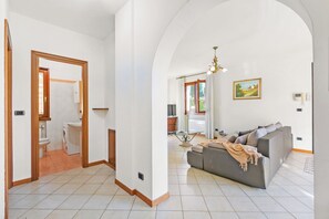 21-inch Smart TV with cable channels, fireplace - Comfortable House With Pool&lovely View (Pescia)