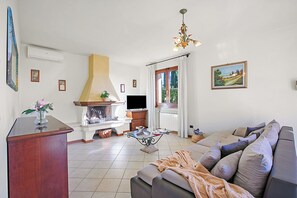 21-inch Smart TV with cable channels, fireplace - Comfortable House With Pool&lovely View (Pescia)