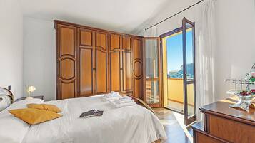 4 bedrooms, iron/ironing board, free WiFi, bed sheets