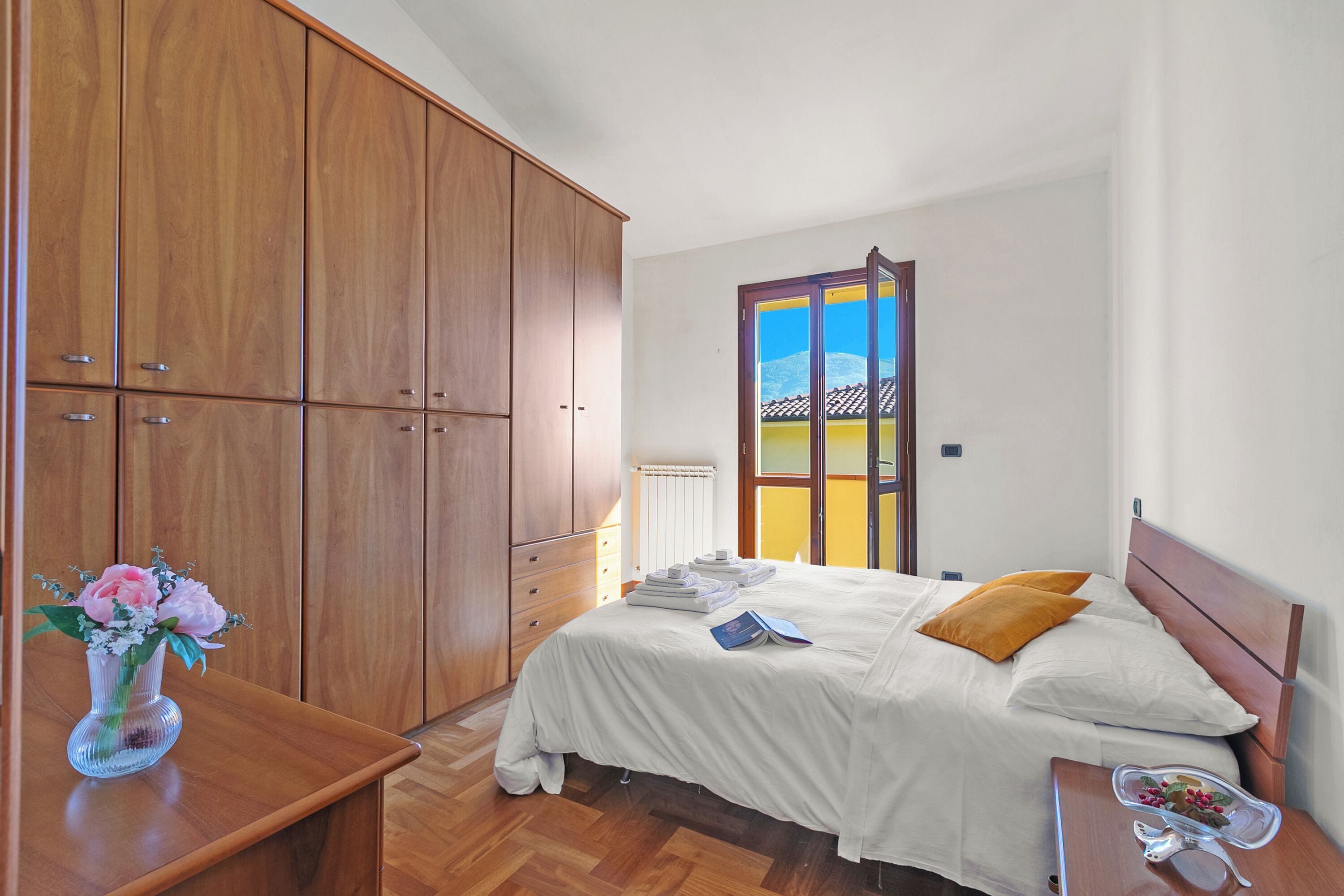 4 kamar tidur, setrika/meja setrika, Wi-Fi gratis, dan seprai linen