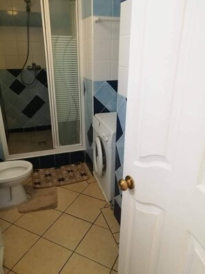 Shower, hair dryer, towels, soap - Charming 1-bedroom apartment in Grand Baie with AC. Close to all facilities! (Grand Bay)
