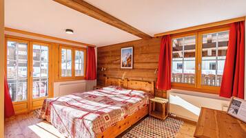 6 bedrooms, iron/ironing board, WiFi, bed sheets